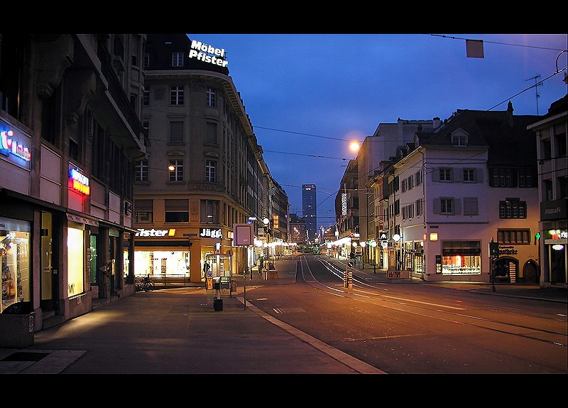 Clarastrasse in Basel bei Nacht