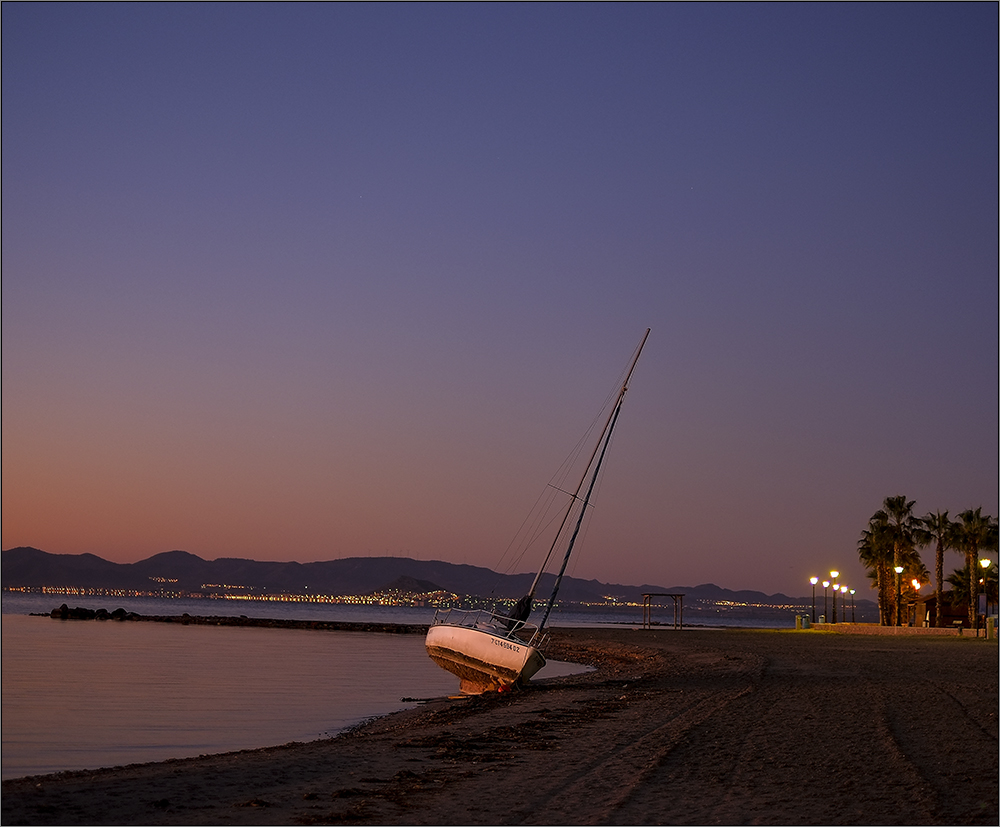 Clareando sobre el Mar Menor II -- Varado --