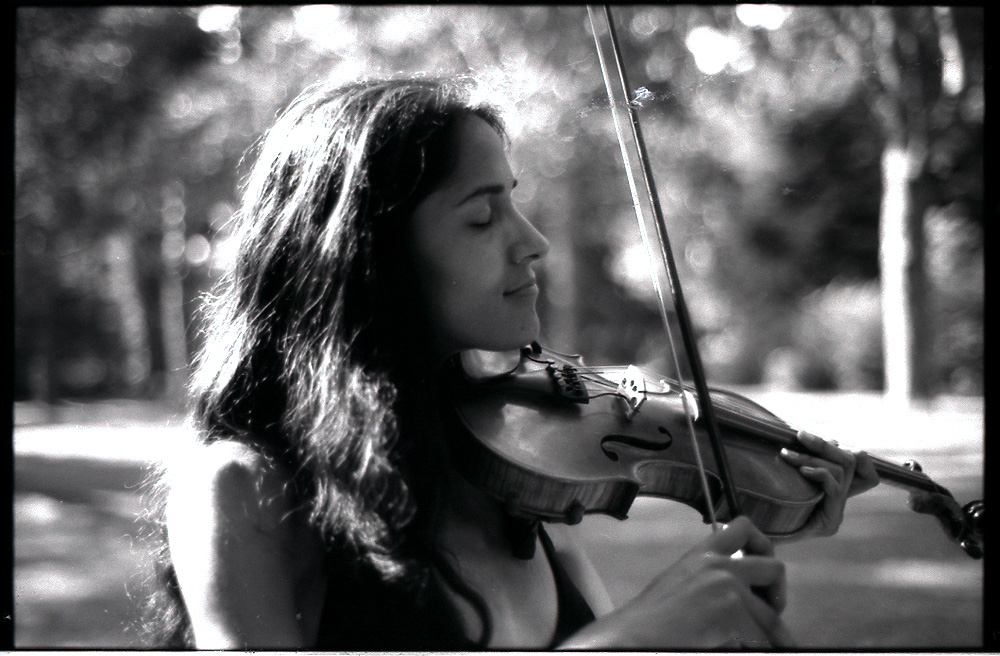 Clarisse dans le parc avec le violon 10