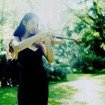 Clarisse dans le parc avec le violon 4