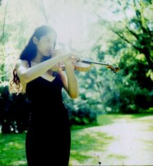 Clarisse dans le parc avec le violon 4