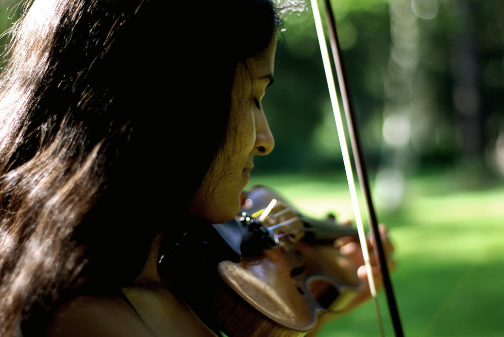 Clarisse dans le parc avec le violon 6