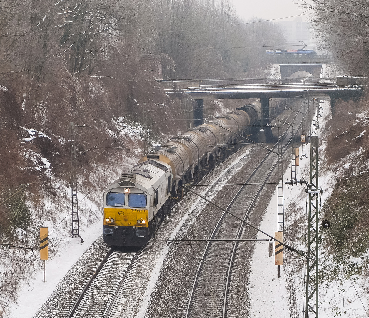 Class 66 mit Kesselwagen und Tram