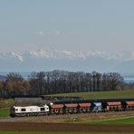 Class66-Lok mit Schotter-Leerzug