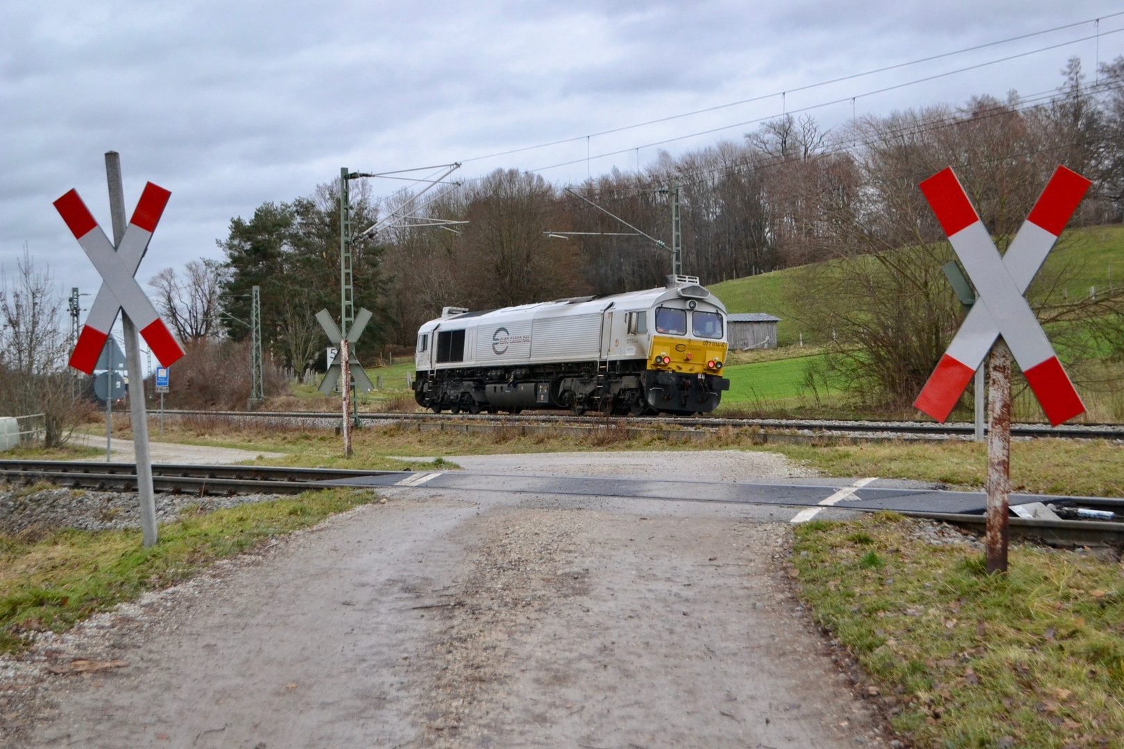 Class66 zwischen zwei Andreaskreuzen