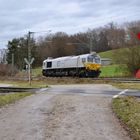 Class66 zwischen zwei Andreaskreuzen