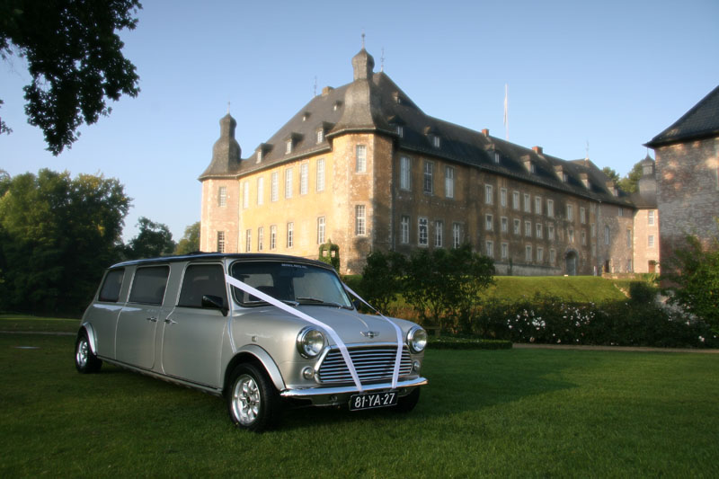 Classic MINI Stretch-Limo am Schloss