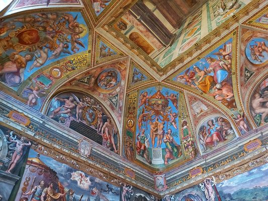 Claude os, aperi oculos.  