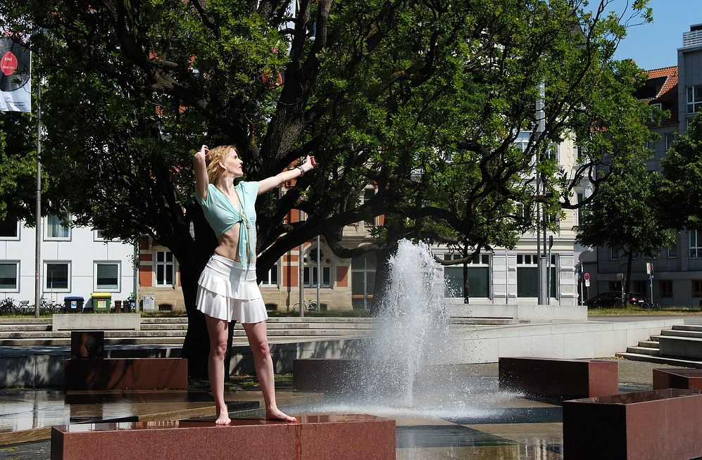 Claudia am Rathausbrunnen in Hannover-01