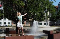 Claudia am Rathausbrunnen in Hannover-01