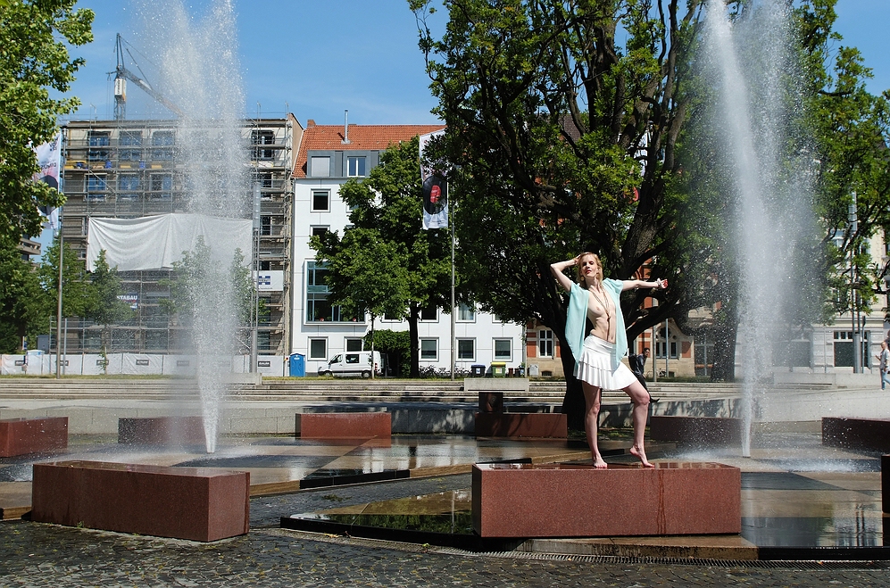 Claudia am Rathausbrunnen in Hannover-06