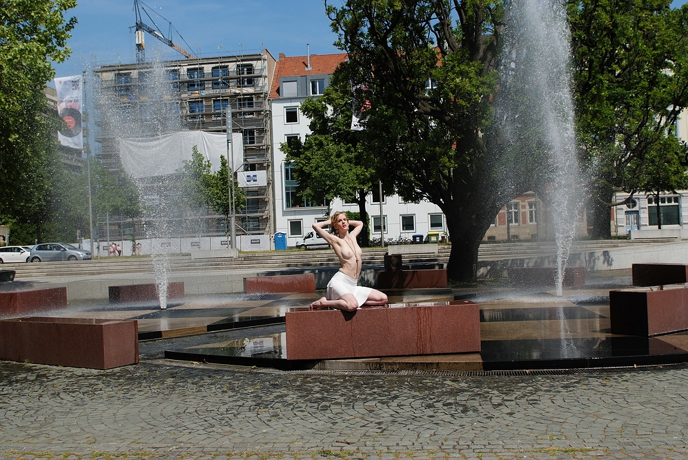 Claudia am Rathausbrunnen in Hannover-09