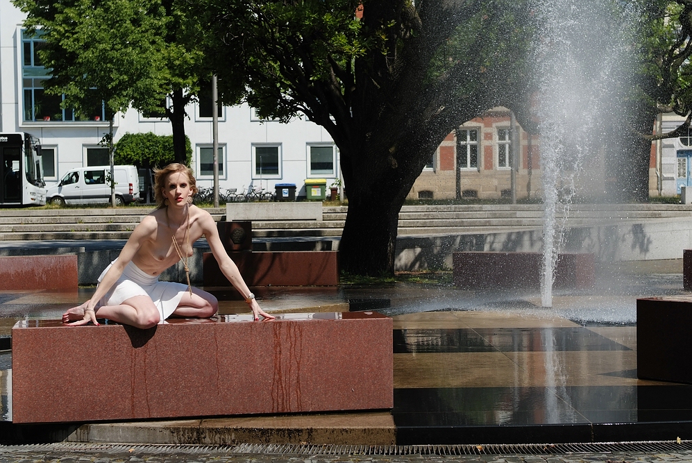 Claudia am Rathausbrunnen in Hannover-11