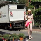 Claudia auf dem Lindener Markt in Hannover beim Blumenhändler - 01