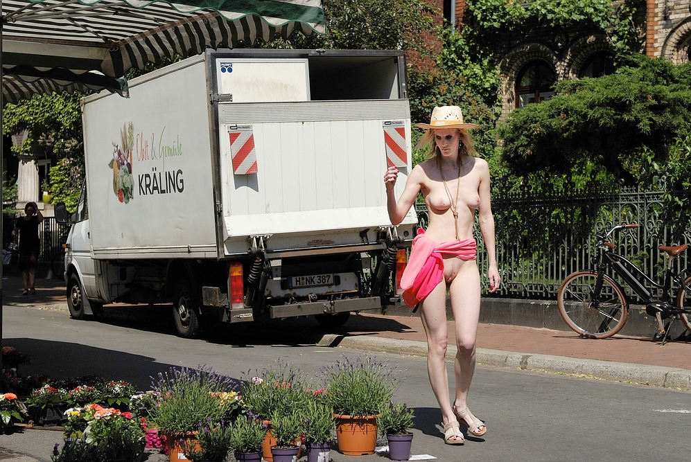 Claudia auf dem Lindener Markt in Hannover beim Blumenhändler - 01