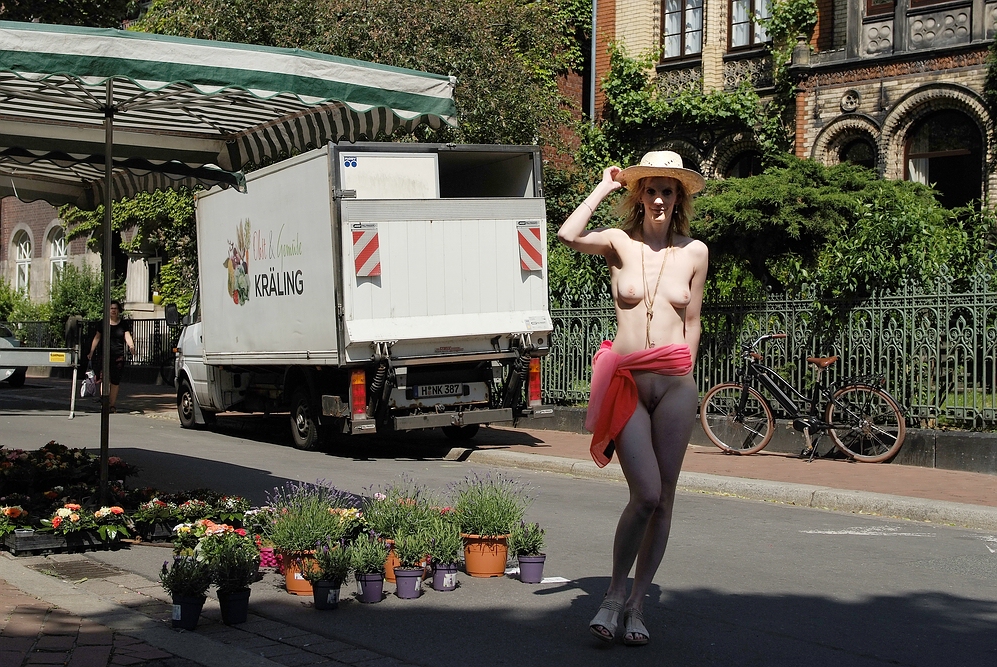 Claudia auf dem Lindener Markt in Hannover beim Blumenhändler - 02