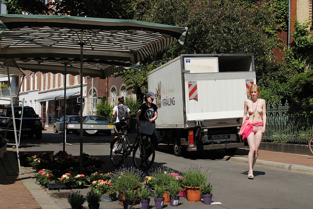 Claudia auf dem Lindener Markt in Hannover beim Blumenhändler - 04