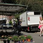 Claudia auf dem Lindener Markt in Hannover beim Blumenhändler - 04