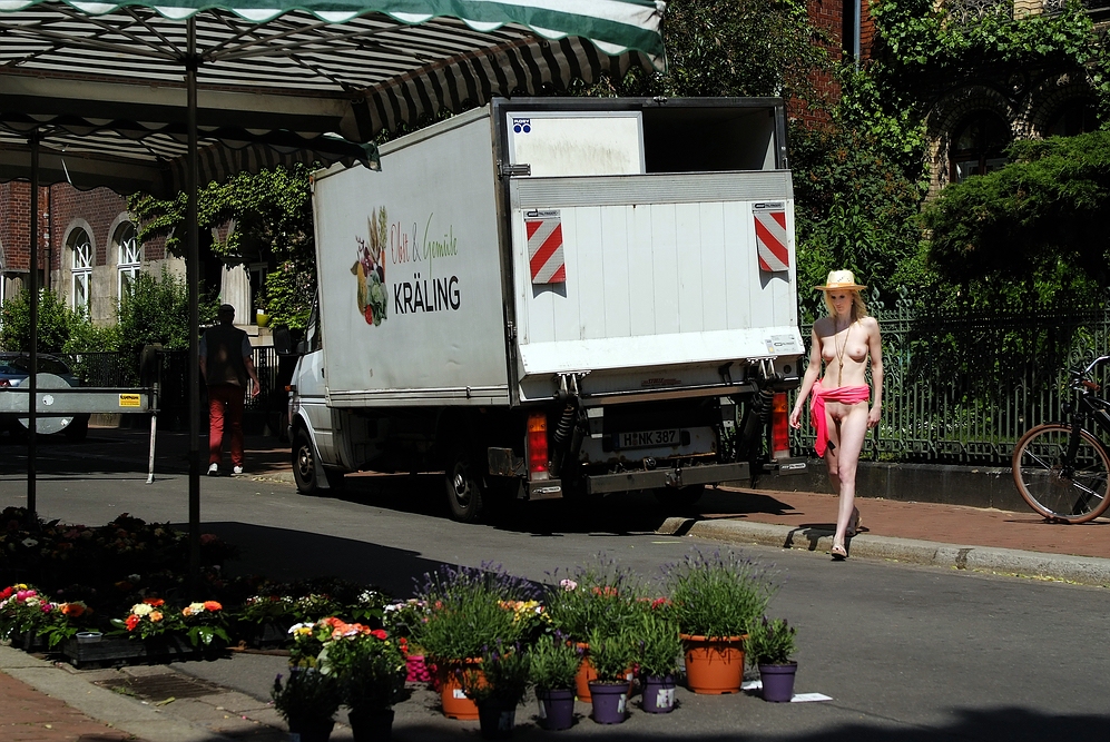 Claudia auf dem Lindener Markt in Hannover beim Blumenhändler - 05