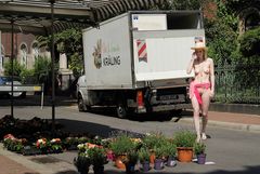 Claudia auf dem Lindener Markt in Hannover beim Blumenhändler - 07