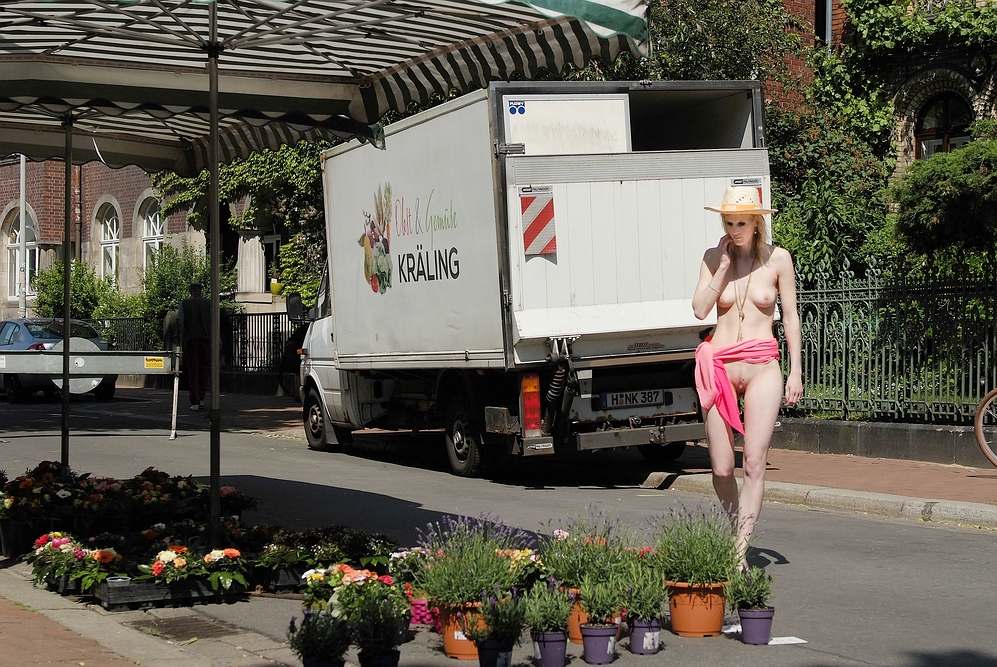 Claudia auf dem Lindener Markt in Hannover beim Blumenhändler - 08