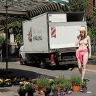 Claudia auf dem Lindener Markt in Hannover beim Blumenhändler - 08