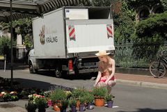 Claudia auf dem Lindener Markt in Hannover beim Blumenhändler - 09