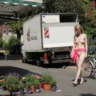 Claudia auf dem Lindener Markt in Hannover beim Blumenhändler - 12