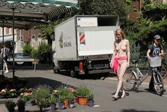 Claudia auf dem Lindener Markt in Hannover beim Blumenhändler - 12