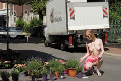 Claudia auf dem Lindener Markt in Hannover beim Blumenhändler - 3