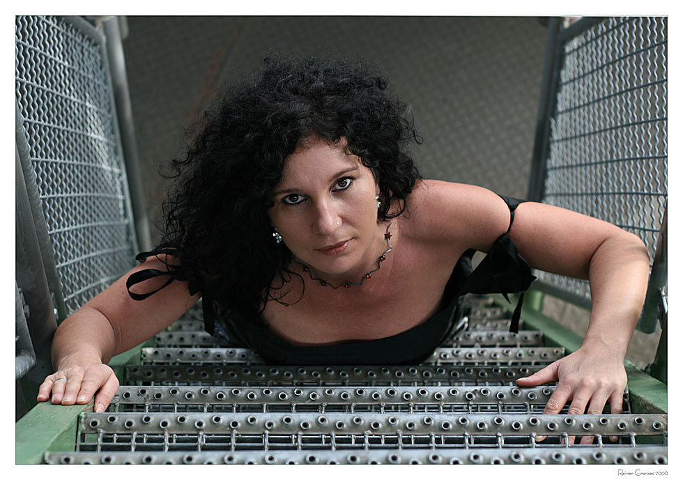 Claudia auf der Treppe