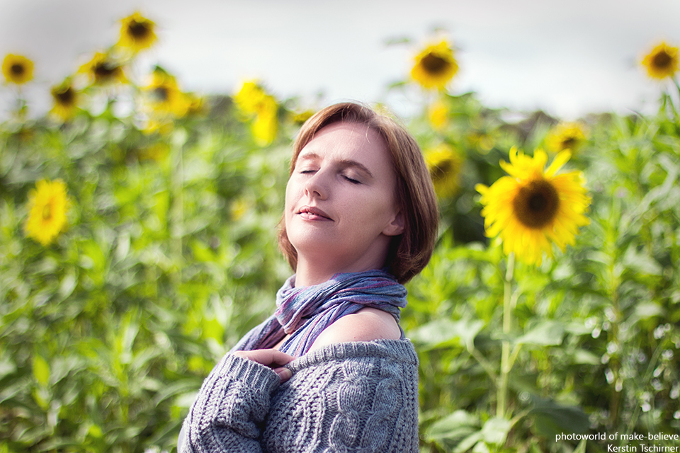 Claudia im Sonnenblumen - Meer