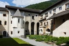 Claustra Son Jon / Kloster St. Johann in Müstair: Kreuzhof des Klosters mit Kräutergarten