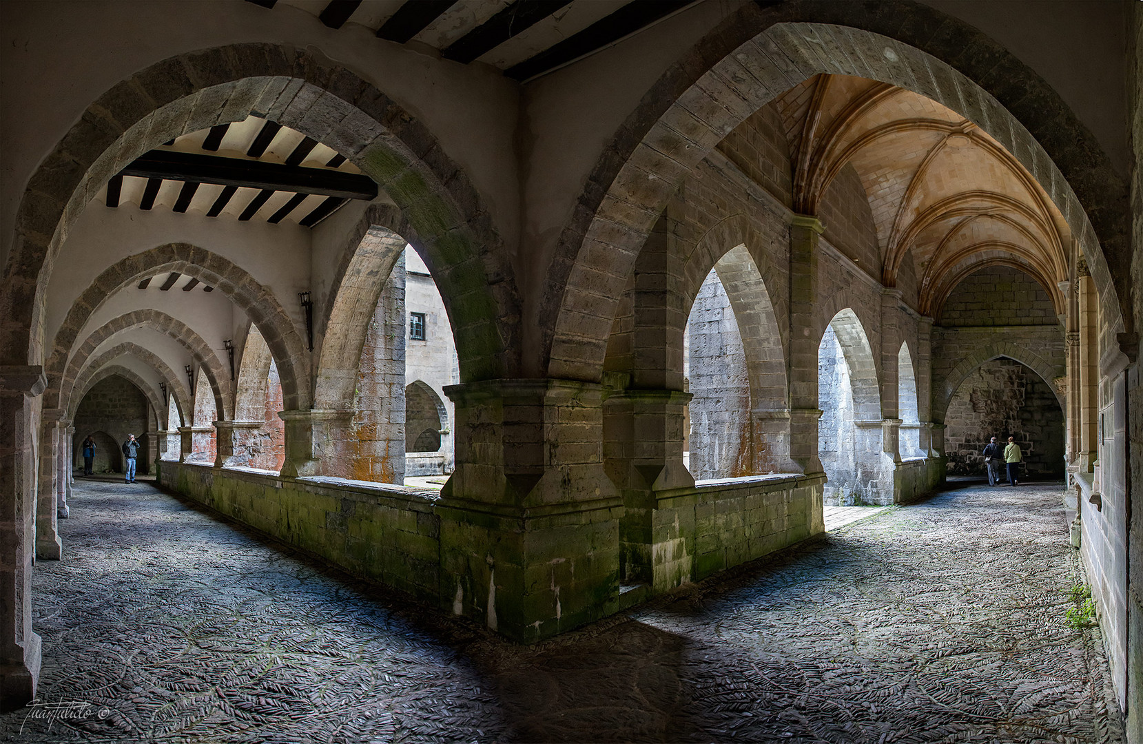 Claustro Colegiata de Ronces Valles