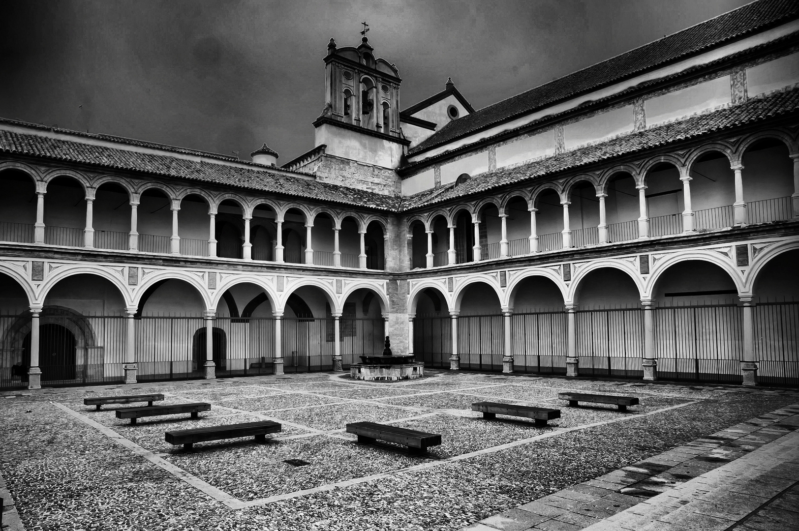 CLAUSTRO DE SAN PEDRO EL REAL....EN BLANCO Y NEGRO