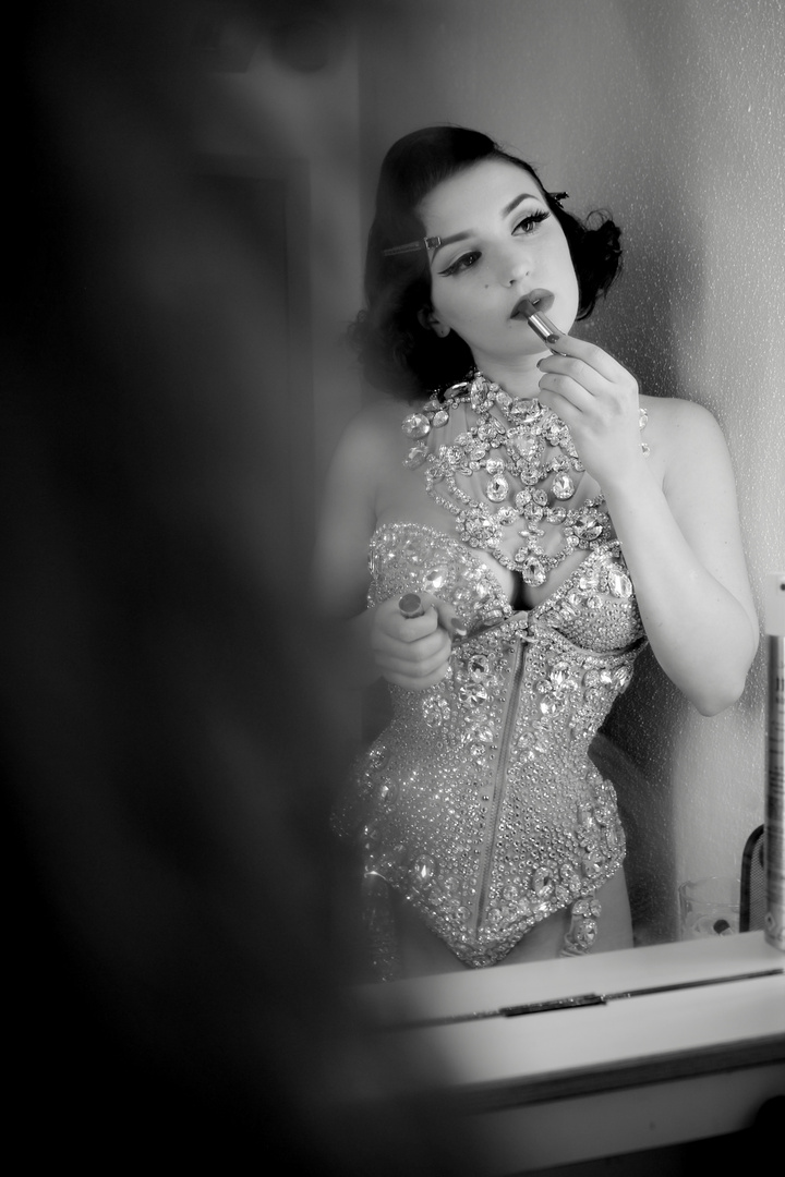 Clea de Velour - Backstage Burlesque