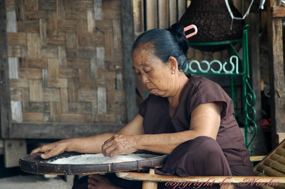 cleaning the rice