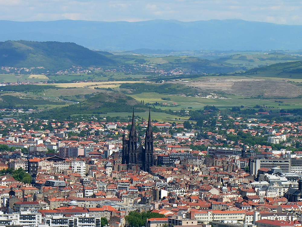 Clermont-Ferrand (Kathedrale) gesehen vom Belvedere Pierre-Carrée in Royat (Auvergne, Frankreich)