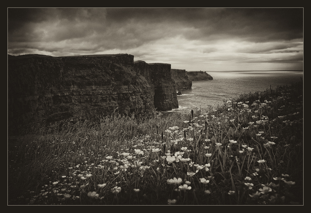 Cliffs of Moher düster