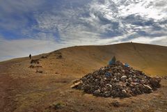 Climbing to the mountain top of Shiliin Bogd Uul