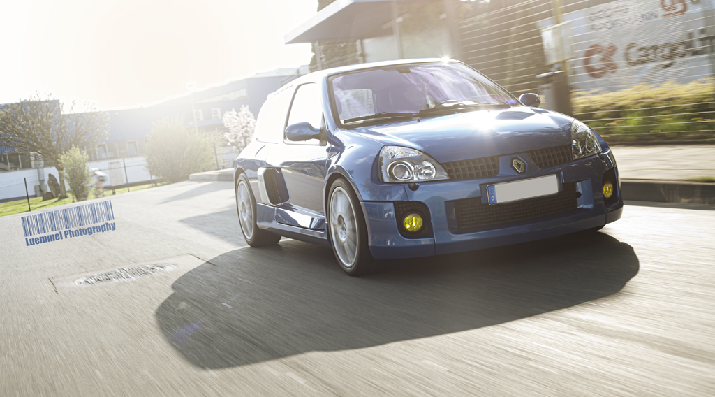 Clio V6 Rolling Shot