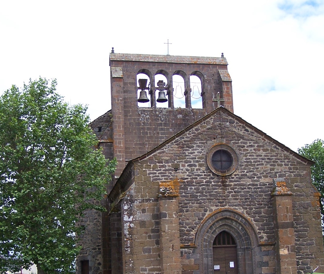 Clocher à peigne d'une petite église du Cantal près de Murol.