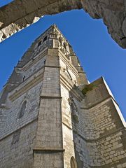 Clocher de la Cathédrale de Lectoure vu du portail de l’Hôtel des Trois Boules