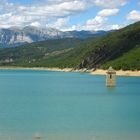 clocher de l'église de Médiano emergeant du lac .( espagne )