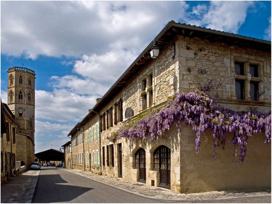 Clocher de l’Eglise St-Clément et Halle de Montfort  --  Gers