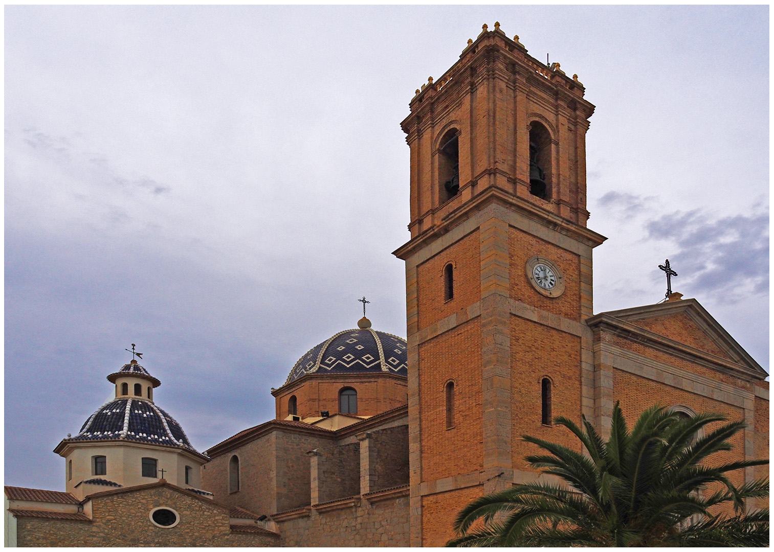 Clocher et dômes de l’Eglise de la Vierge de Consuelo  --  Altea