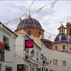 Clocher et dômes de l’Eglise de la Vierge de Consuelo vus de la rue San Miguel --  Altea