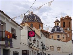 Clocher et dômes de l’Eglise de la Vierge de Consuelo vus de la rue San Miguel --  Altea