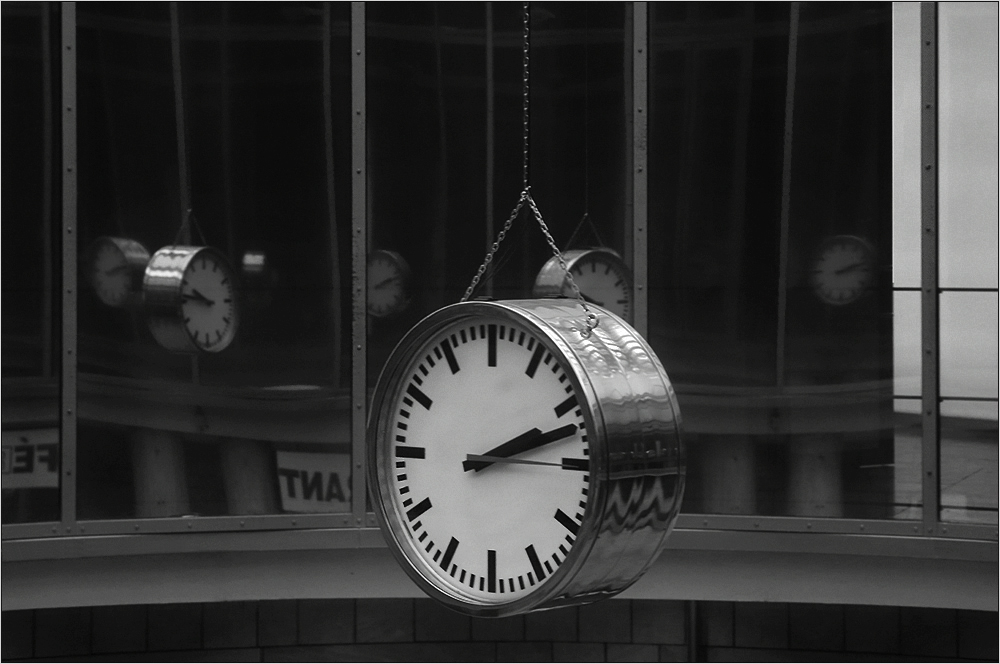 ... clockwork b&w ...