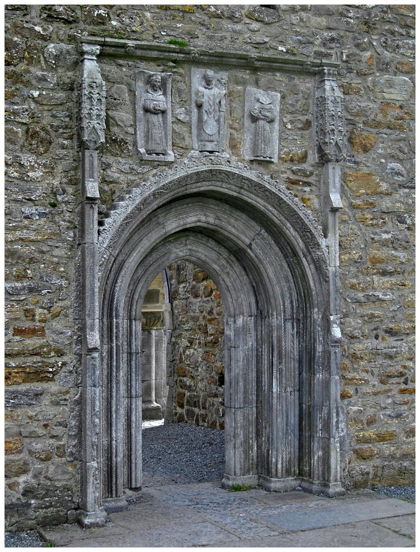 Clonmachnoise - Portal an der alten Klosterkirche 